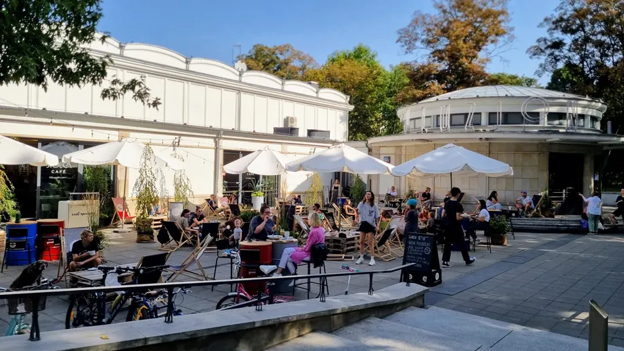 Budynek Kina Iluzjon i ogródek Stolica Café w słoneczny dzień