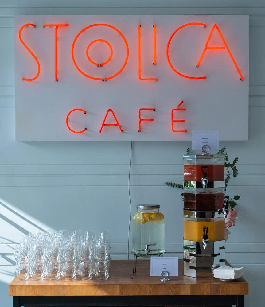 Neon STOLICA CAFÉ na ścianie sali
