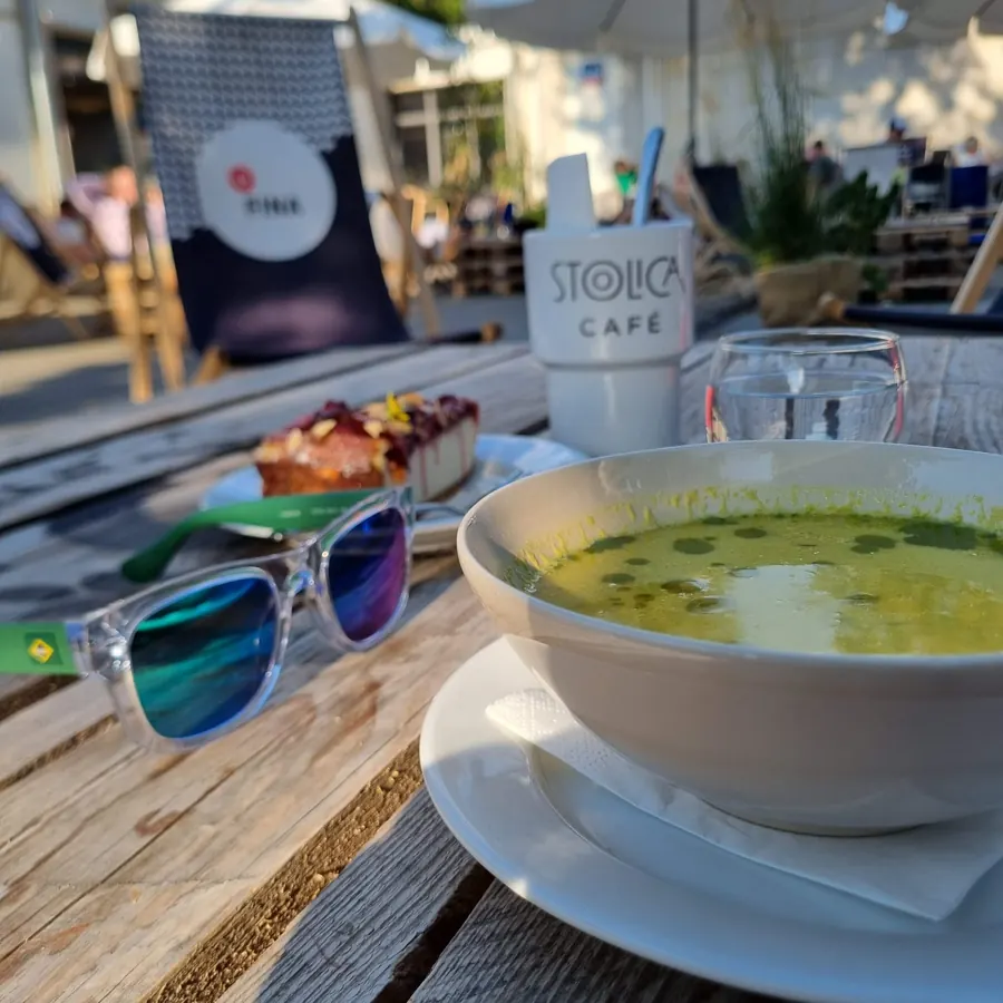 Zupa i kubek Stolica Café na stoliku w ogródku
