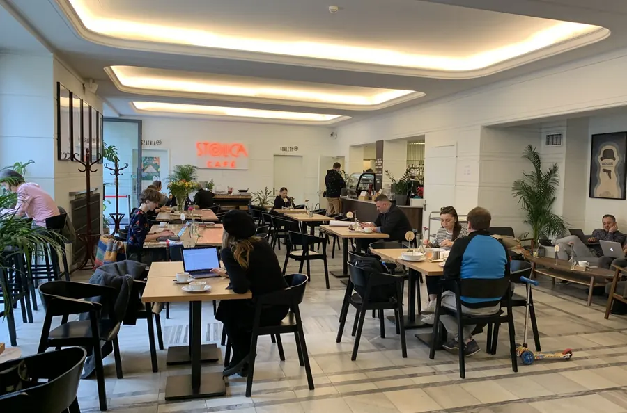 Sala kawiarni w ciągu dnia, goście przy stolikach