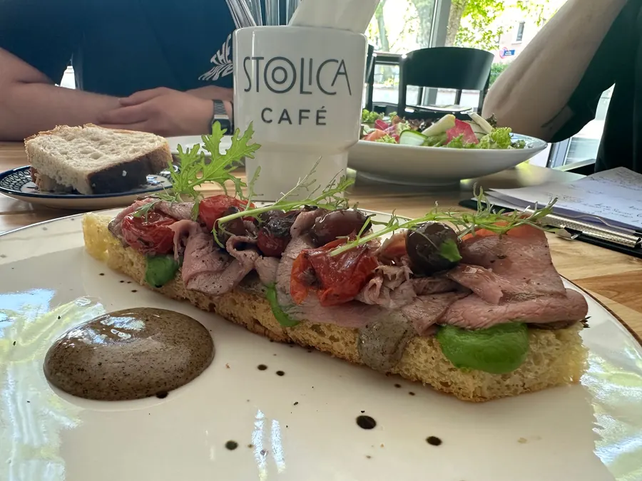 Focaccia z rostbefem i kubek Stolica Café